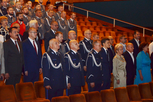 Na zdjęciu widoczne kierownictwo zawierciańskiej komendy, Pierwszy Zastępca Komendanta Wojewódzkiego Policji w Katowicach oraz zaproszeni goście.