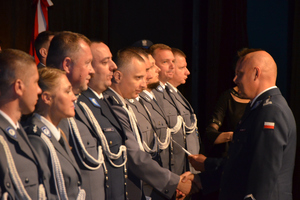 Na zdjęciu widoczni awansowani policjanci, podczas wręczenia aktów mianowania na wyższe stopnie policyjne.