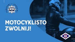 Na zdjęciu widoczny motocyklista oraz policyjna gwiazda i symbol ruchu drogowego, a także napis: Motocyklisto zwolnij!