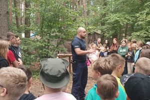 Na zdjęciu widoczny policjant podczas spotkania z obozowiczami.