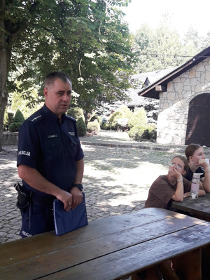 Na zdjęciu widoczny policjant podczas spotkania z dziećmi.