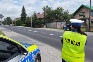 Na zdjęciu widoczna policjantka, która mierzy prędkość nadjeżdżającego pojazdu.