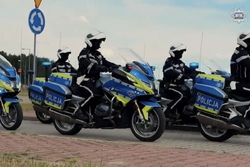 Na zdjęciu widoczni policjanci na motocyklach policyjnych.