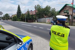 Policjanci podczas prowadzonych działań prędkość