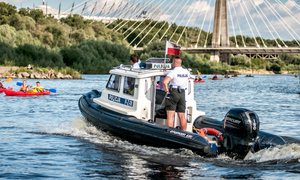 Na zdjęciu widoczny policjant na policyjnej łodzi.