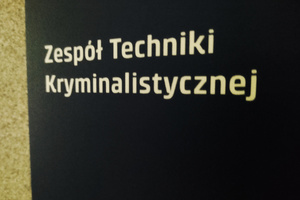 Na zdjęciu widoczna tabliczka z napisem: Zespół techniki kryminalistycznej.