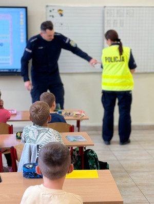 Na zdjęciu widoczni policjanci podczas spotkania z dziećmi.