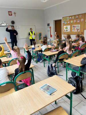 Na zdjęciu widoczni policjanci podczas spotkania z dziećmi.