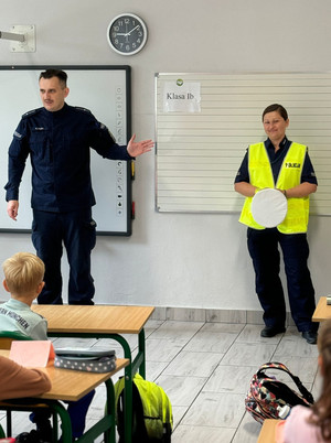 Na zdjęciu widoczni policjanci podczas spotkania z dziećmi.