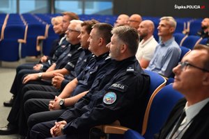 Na zdjęciu widoczni policjanci siedzący na widowni.