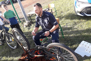 Na zdjęciu widoczny policjant, który znakuje rower.