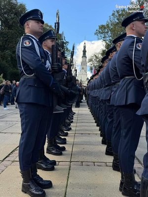 Na zdjęciu widać policjantów kompanii honorowej. W tle widoczna Jasna Góra.