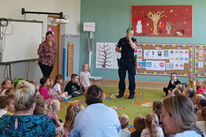 Na zdjęciu widoczny policjant podczas spotkania z przedszkolakami.