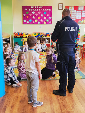 Na zdjęciu widoczny policjant podczas spotkania z przedszkolakami.