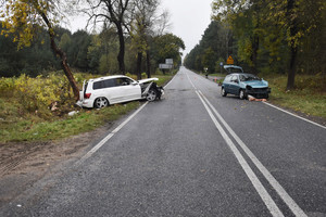 Na zdjęciu widoczne miejsce zdarzenia drogowego - dwa rozbite samochody osobowe.