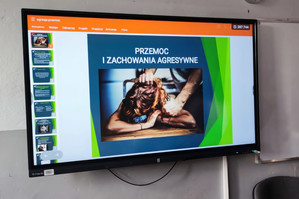 Na zdjęciu widoczny slajd pokazu multimedialnego - napis Przemoc i zachowania agresywne.