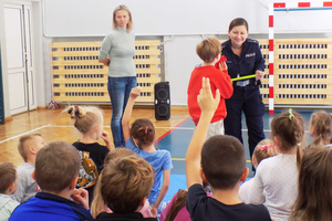 Na zdjęciu widoczna policjantka podczas spotkania z dziećmi.