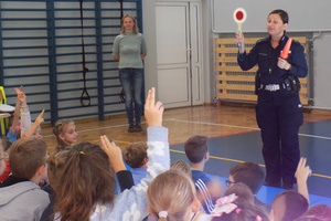 Na zdjęciu widoczna policjantka podczas spotkania z dziećmi.