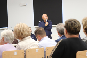 Na zdjęciu widoczny przemawiający Komendant Powiatowy Policji w Zawierciu inspektor Jacek Kurdybelski oraz uczestnicy debaty.