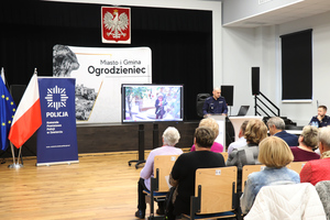 Na zdjęciu widoczni uczestnicy debaty, którzy oglądają wyświetlony film.