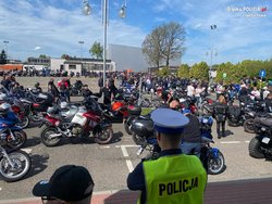 Na zdjęciu widoczny częściowo policjant ruchu drogowego i motocykliści.