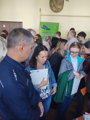 Na zdjęciu widoczne stoisko policyjne oraz policjant, który udziela zainteresowanym informacji.