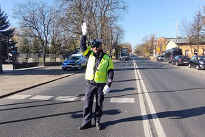 Na zdjęciu widoczny policjant, który kieruje ruchem.