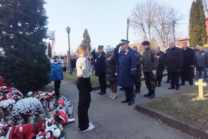 Na zdjęciu widoczny Komendant Powiatowy Policji w Zawierciu inspektor Jacek Kurdybelski, który oddaje honor przed Pomnikiem Niepodległości.