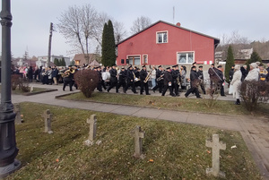 Na zdjęciu widoczna maszerująca orkiestra dęta.