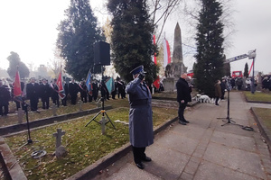 Na zdjęciu widoczny nadkomisarz Sławomir Jachna oddający honor podczas hymnu państwowego.