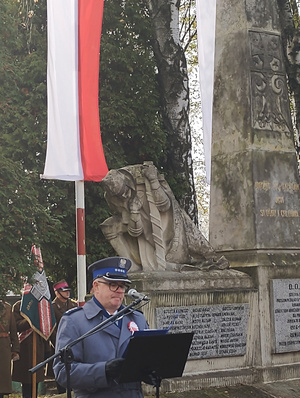 Nas zdjęciu widoczny nadkomisarz Sławomir Jachna, który czyta Apel Poległych.