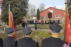 Na zdjęciu widoczne poczty sztandarowe oraz w tle uczestnicy uroczystości.