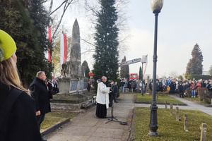 Na zdjęciu widoczny ksiądz odmawiający modlitwę oraz uczestnicy uroczystości.