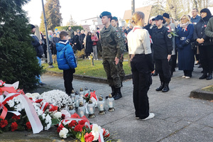 Na zdjęciu widoczni uczniowie klas mundurowych przed Pomnikiem Niepodległości.