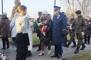 Na zdjęciu widoczny Komendant Powiatowy Policji w Zawierciu inspektor Jacek Kurdybelski, który z przedstawicielami innych instytucji podchodzi pod Pomnik Niepodległości.