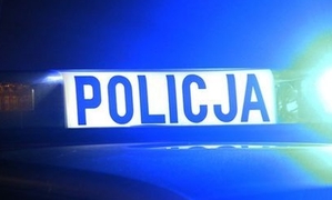 Na zdjęciu widoczne policyjne światła na radiowozie z napisem POLICJA.