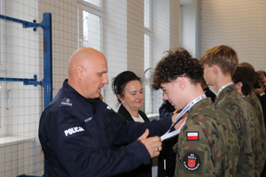 Na zdjęciu widoczny Starosta zawierciański Teresa Mucha - Popiel, która wraz z Komendantem Powiatowym Policji w Zawierciu inspektorem Jackiem Kurdybelskim, składa gratulacje drużynie.