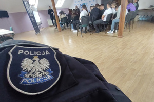 Na zdjęciu widoczni policjanci prowadzący prelekcję oraz młodzież.