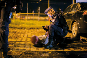 Policjanci w patrolu wykonują interwencje w nocy i na ulicach.