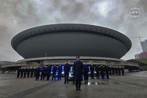 Zdjęcie przedstawiające katowicki spodek i policjantów.