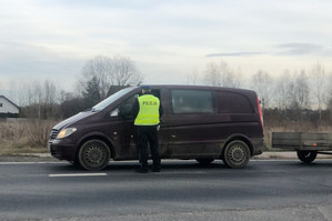 Na zdjęciu widoczny policjant, który sprawdza trzeźwość kierującego.