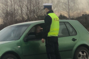 Na zdjęciu widoczny policjant, który sprawdza trzeźwość kierującego.