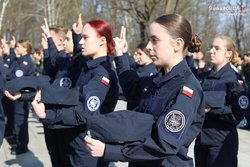 Na zdjęciu widoczne policjantki podczas ślubowania.