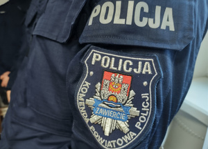 Na zdjęciu widoczna naszywka z napisem: Policja, Komenda Powiatowa Policji, Zawiercie.