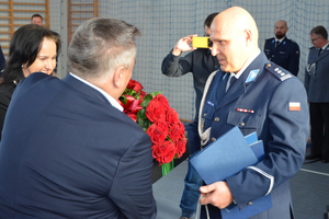 Na zdjęciu widoczny inspektor Jacek Kurdybelski, który przyjmuje gratulacje od Starosty Zawierciańskiego pani Teresy Muchy - Popiel oraz od Przewodniczącego Rady Powiatu Zawierciańskiego Jarosława Kleszczewskiego.