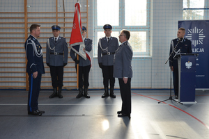 Dowódca uroczystości nadkomisarz Sławomir Jachna składa meldunek rozpoczęcia uroczystości Pierwszemu Zastępcy Komendanta Wojewódzkiego Policji w Katowicach inspektorowi Radosławowi Kacprzakowi.