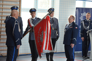 Na zdjęciu widoczny inspektor Jacek Kurdybelski oraz inspektor Artur Klimek, a także poczet sztandarowy z opuszczonym sztandarem.