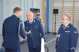 Na zdjęciu widoczni od lewej: Pierwszy Zastępca Komendanta Wojewódzkiego Policji w Katowicach inspektor Radosław Kacprzak, który gratuluje inspektorowi Jackowi Kurdybelskiemu oraz inspektor Artur Klimek.