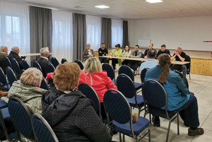 Na zdjęciu widoczni dwaj policjanci, radni, sołtysi i zaproszeni goście.