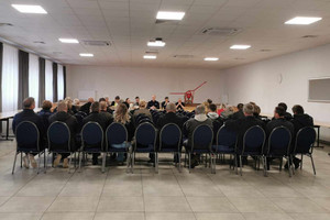 Na zdjęciu widoczni dwaj policjanci, radni, sołtysi i zaproszeni goście.